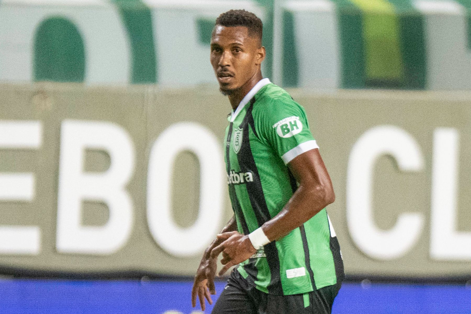 América comunica rescisão de contrato de lateral e aumenta lista de saídas