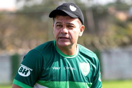 Umberto Louzer, técnico do América, no CT Lanna Drumond