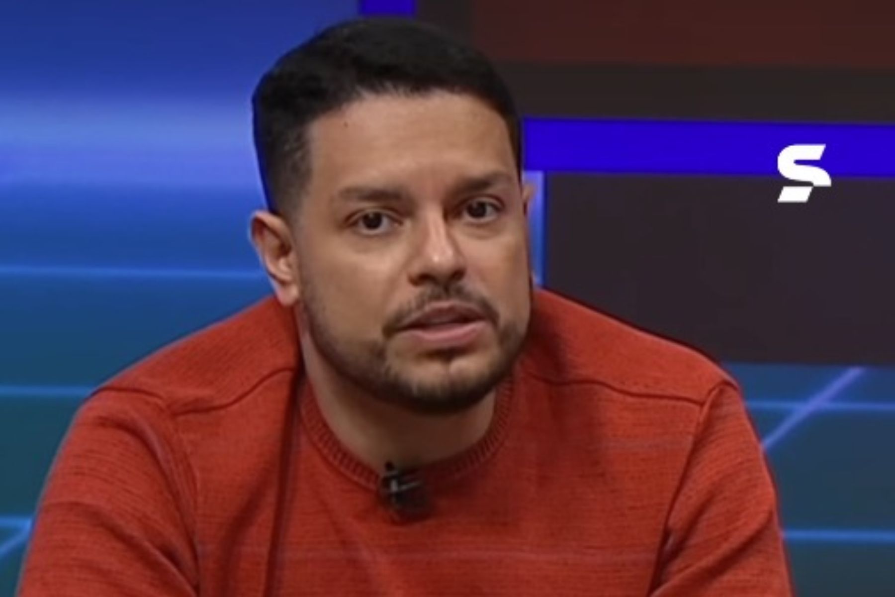 Comentarista critica punição a Victor Gabriel por falta em Pec, do Cruzeiro: 'Exagerada'