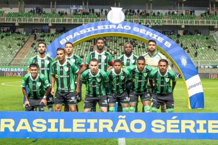 Jogadores do América antes de partida com o Ceará, pela Série B