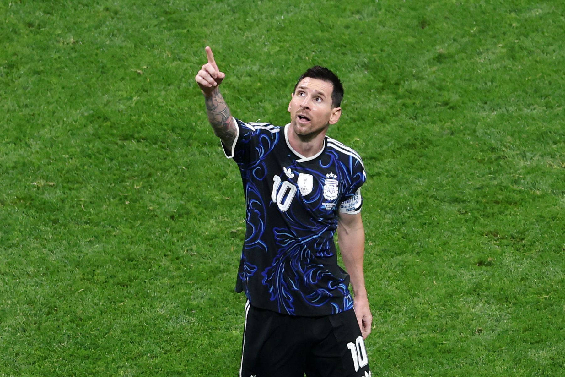 Messi dedica classificação da Argentina a Maradona: 'Presente para ele também'