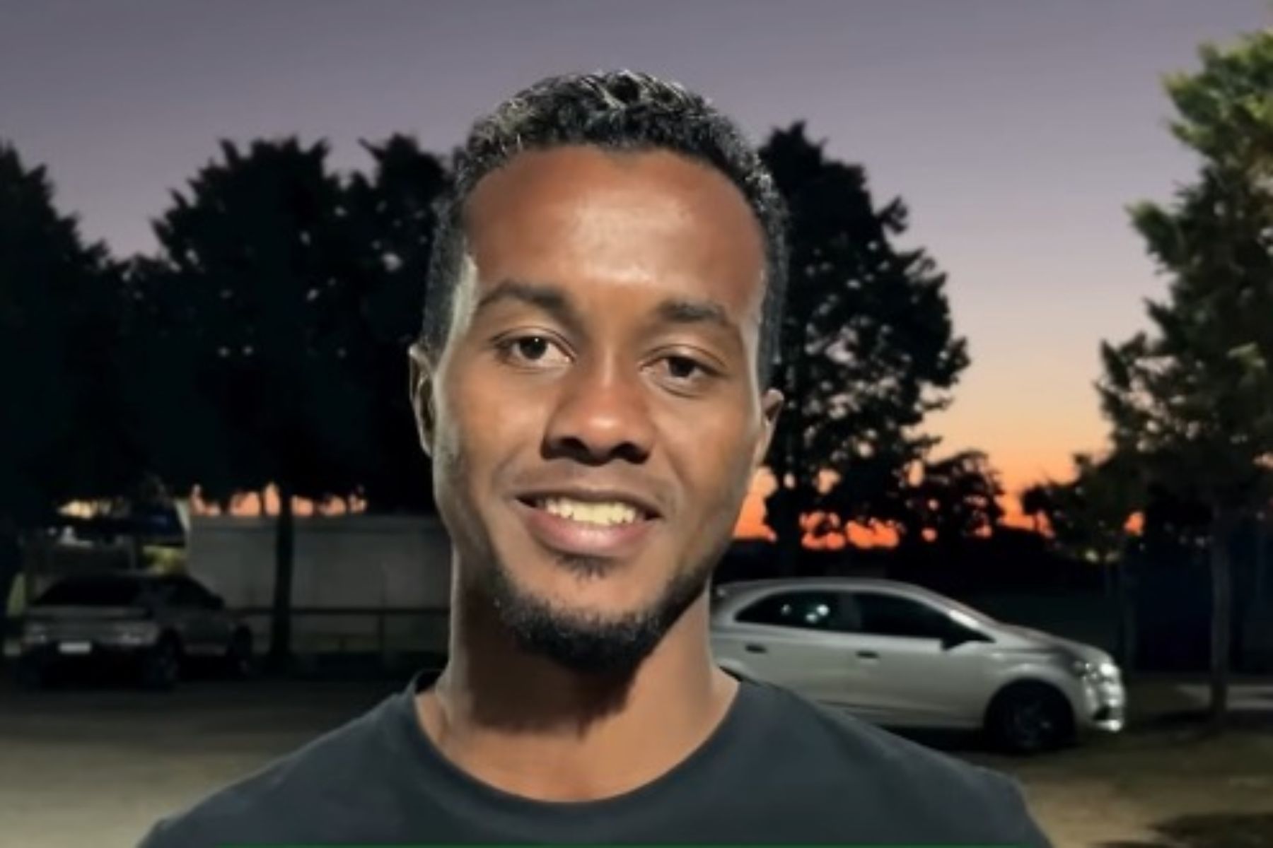Kaio Jorge presenteia jogador com chuteira ‘zerada’ após jogo-treino do Cruzeiro