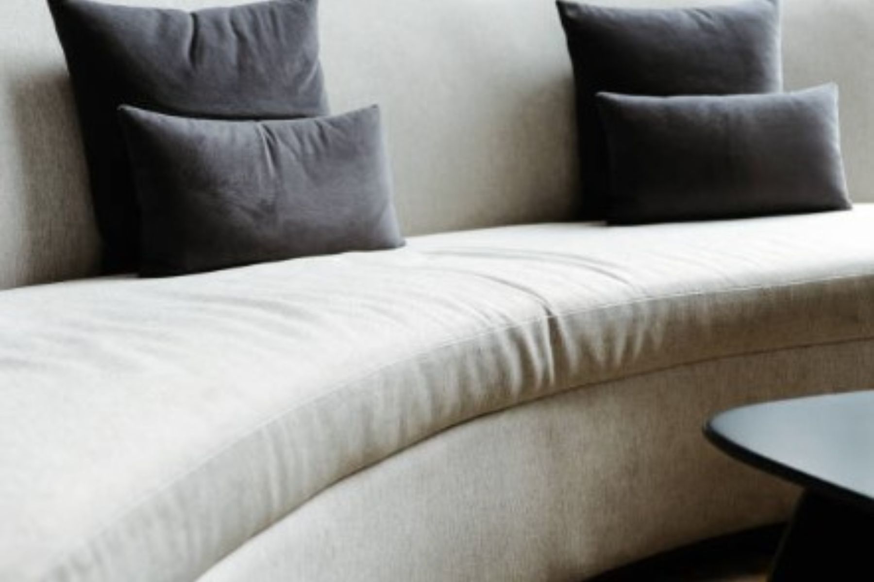 Tendência de decoração 2026: sofás curvos e formas orgânicas em alta