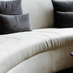 Tendência de decoração 2026: sofás curvos e formas orgânicas em alta