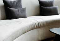 Tendência de decoração 2026: sofás curvos e formas orgânicas em alta