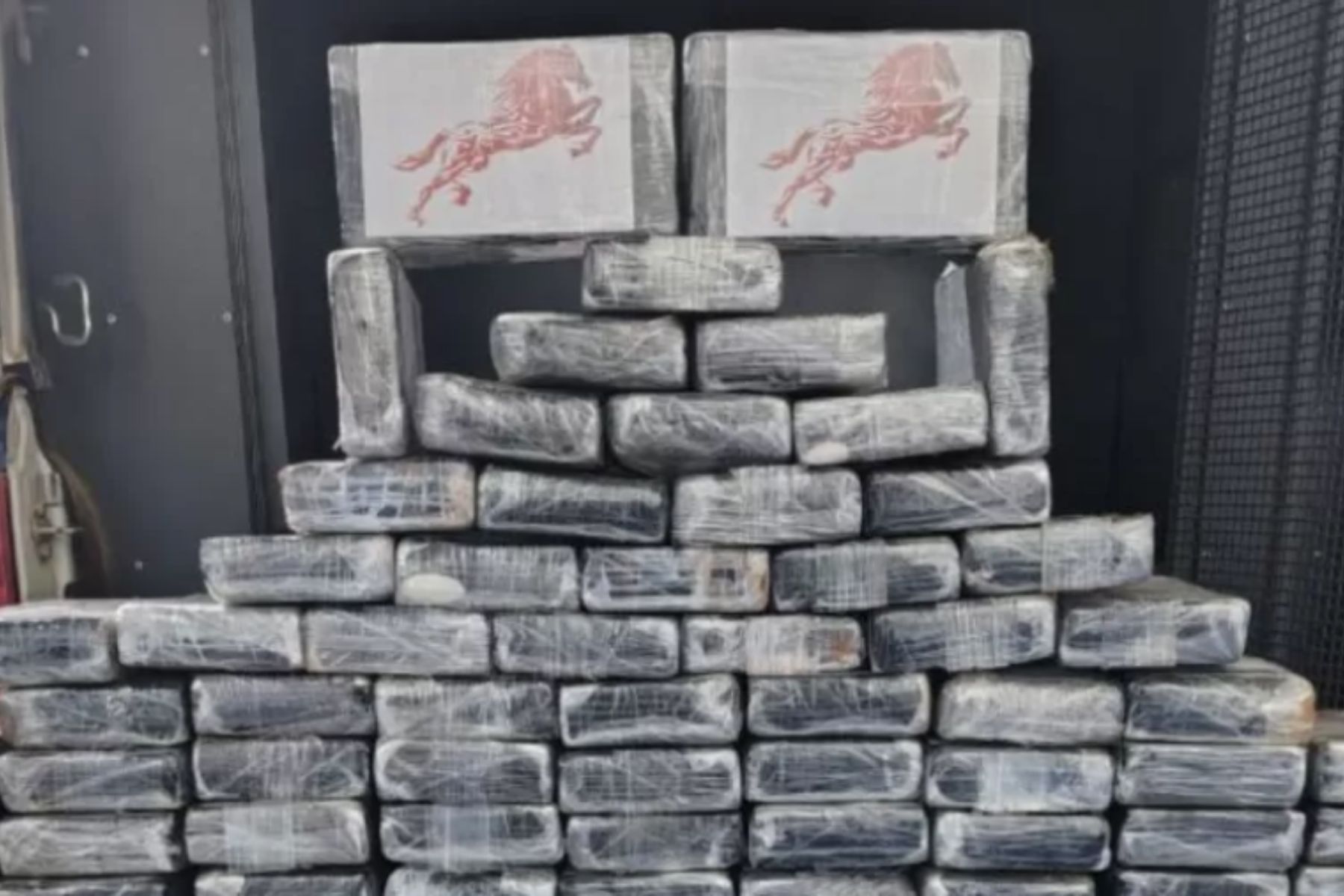 Avião com carga de cocaína e dois corpos é encontrado no MT
