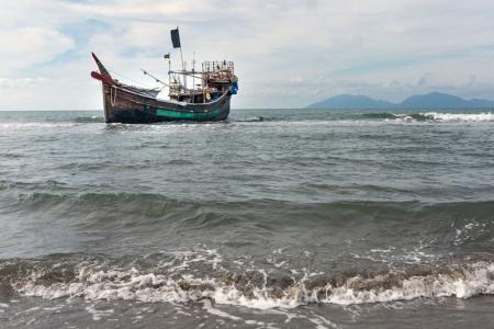Na foto, um barco que transportou refugiados rohingya através do Mar de Andaman ancorado ao largo da costa, após os refugiados desembarcarem em uma praia em Aceh, Indonésia, em 8 de janeiro de 2023