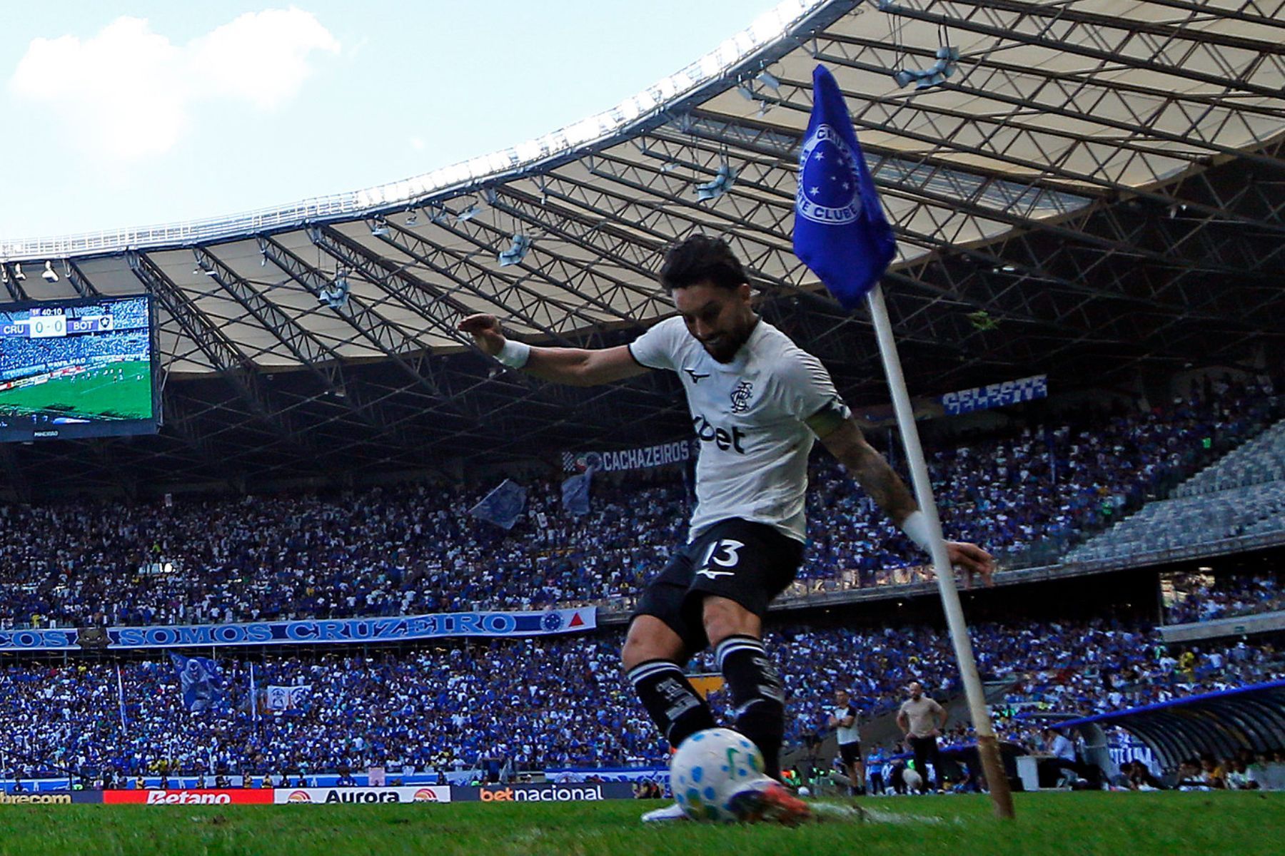 Líder discreto e garçom: Alex Telles vai escrevendo história no Botafogo