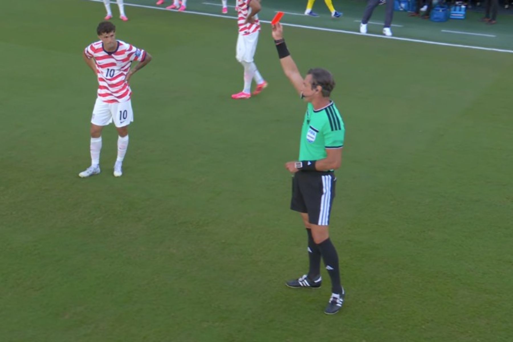 Árbitros brasileiros chegam a quatro vermelhos na Copa; relembre expulsões