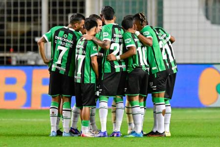 Jogadores do América antes de partida com o Ceará