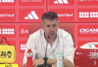 Técnico do Inter, Pezzolano exalta jogadores após empate com Flamengo