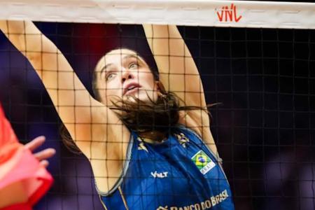 Júlia Kudiess em ação pela Seleção Brasileira Feminina de Vôlei