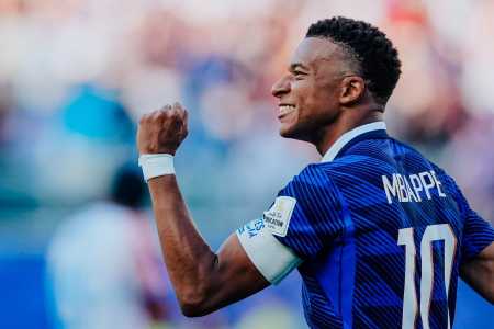 Mbappé comemora gol pela França