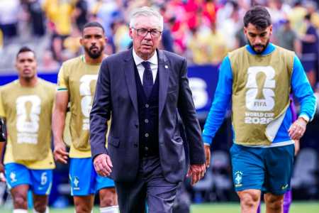 Ancelotti deixando campo após eliminação do Brasil