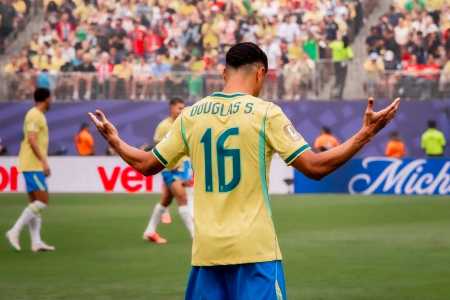 Douglas Santos pela Seleção Brasileira