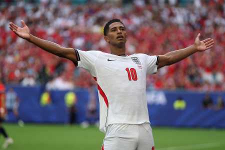 Bellingham comemora gol pela Inglaterra