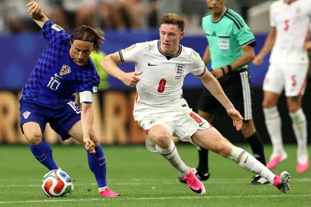 Elliot Anderson, titular da Inglaterra na Copa do Mundo, em ação contra a Croácia de Luka Modric