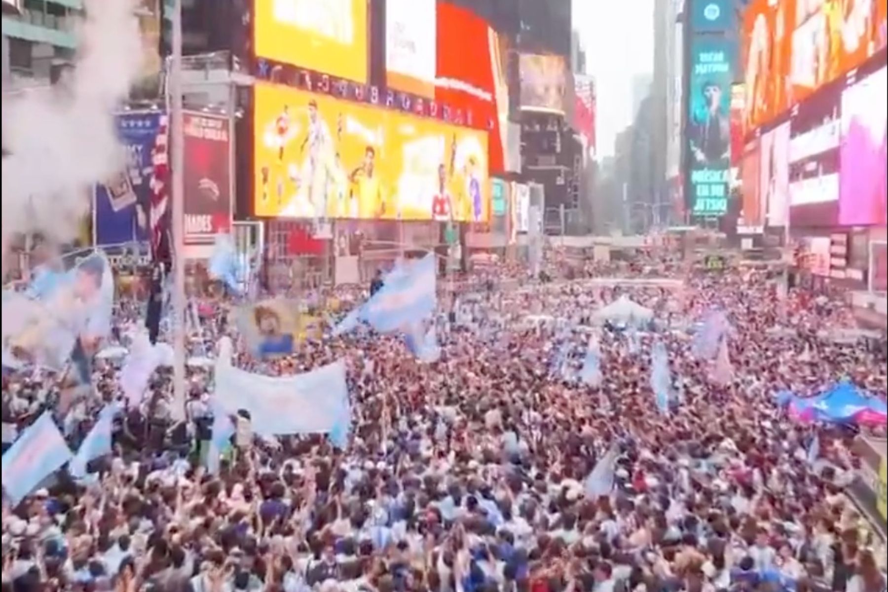 Argentinos 'invadem' Times Square em véspera da final da Copa do Mundo