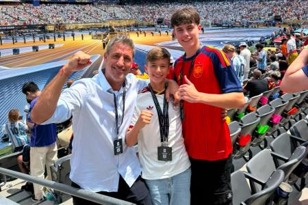 Capdevila e filhos na final da Copa do Mundo