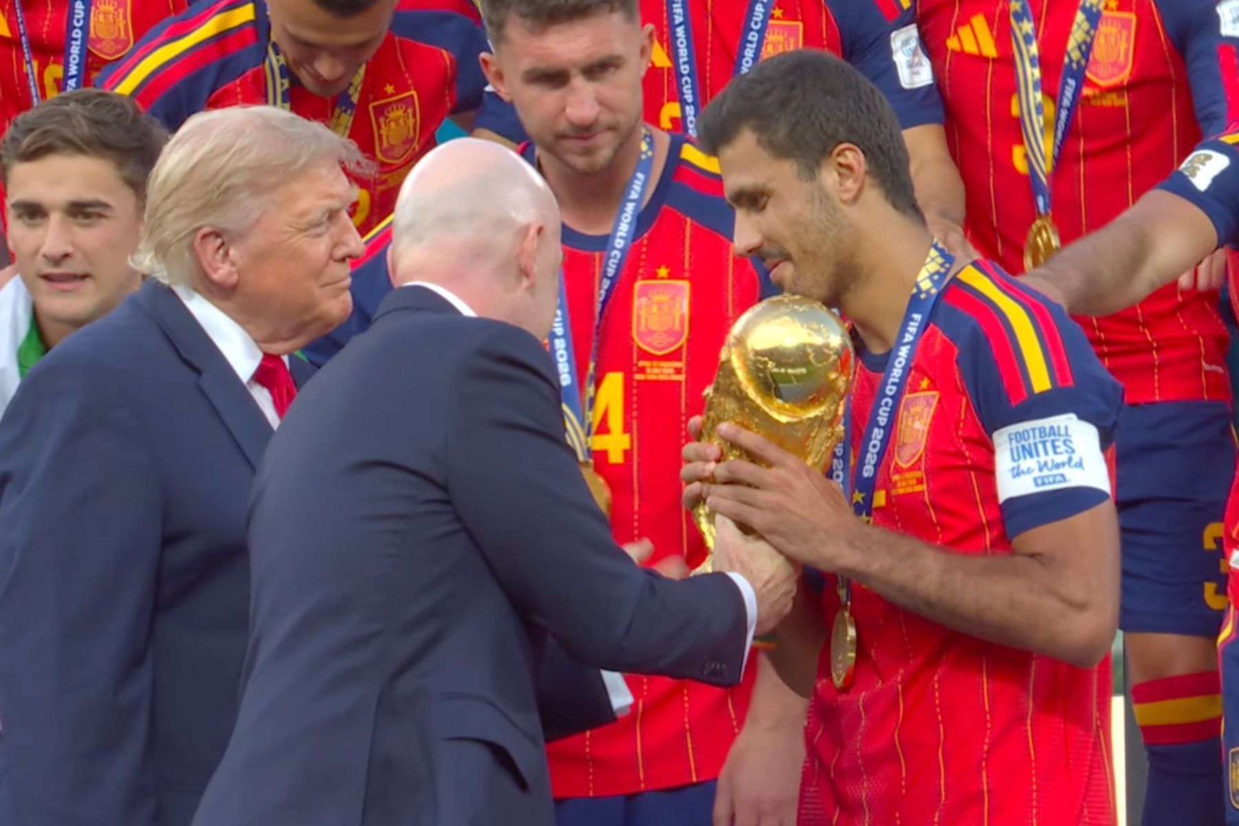 Vaiado, Trump participa da premiação da Copa e entrega troféu à Espanha