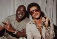 Michael Jordan curte show de Bruno Mars, que se rende: 'Goat'