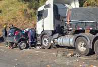 Acidente entre carro e caminhão na Fernão Dias deixa dois mortos e um ferido em MG