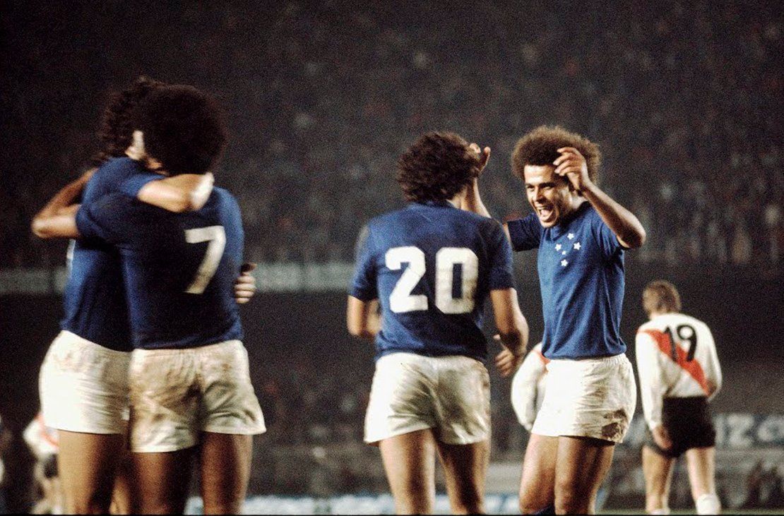 Joãozinho e Nelinho definem gol decisivo do Cruzeiro em 1976: 'Irresponsabilidade incrível'