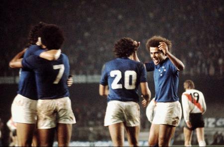 Joãozinho celebra gol do Cruzeiro sobre o River Plate na Copa Libertadores 1976