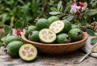 Fruta brasileira mistura sabor de abacaxi, goiaba, morango e banana em uma mordida