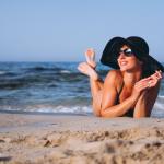 Pessoas que amam ir à praia podem encontrar no mar uma fonte de bem-estar, diz a psicologia