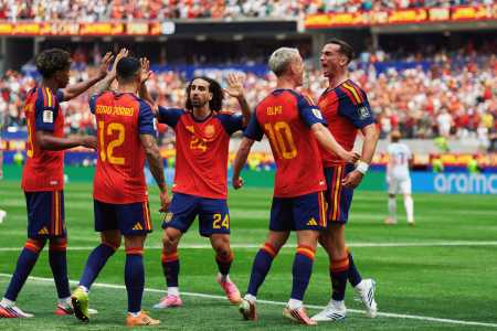 Jogadores da Espanha celebram gol sobre a Bélgica