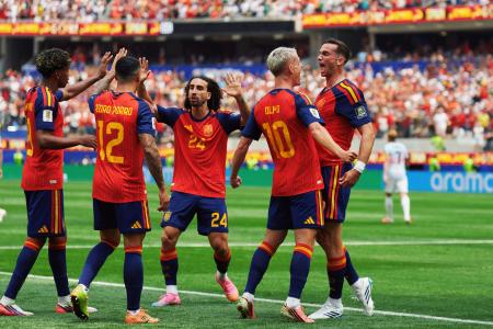 Jogadores da Espanha celebram gol sobre a Bélgica