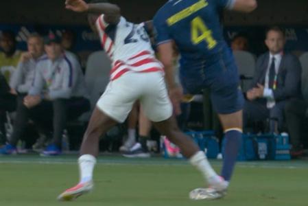 Balogun é expulso por pisada em jogador da Bósnia • Reprodução/ESPN