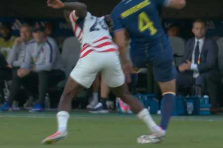 Balogun é expulso por pisada em jogador da Bósnia • Reprodução/ESPN