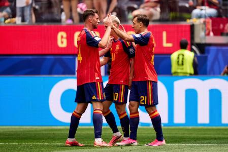 Jogadores da Espanha celebram gol sobre a Áustria