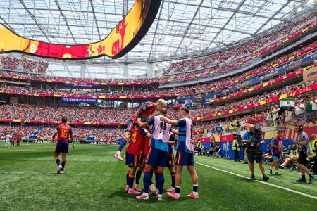 Jogadores da Espanha celebram gol sobre a Áustria