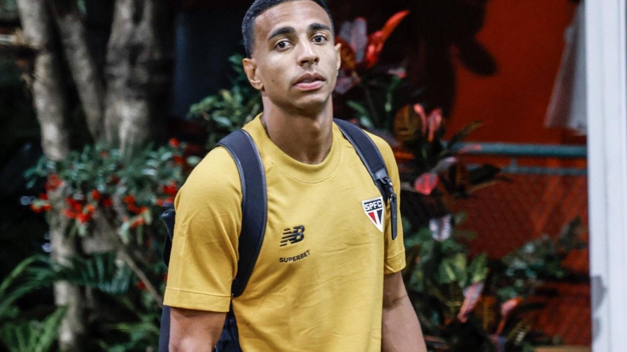 Atacante do São Paulo sofre entrada forte e deixa treino com gelo