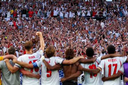 Seleção da Inglaterra comemora com torcida ao som de Wonderwall durante a Copa do Mundo