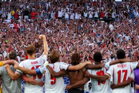 Seleção da Inglaterra comemora com torcida ao som de Wonderwall durante a Copa do Mundo