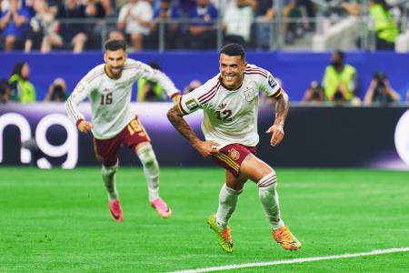 Jogadores da Espanha celebram gol sobre a França
