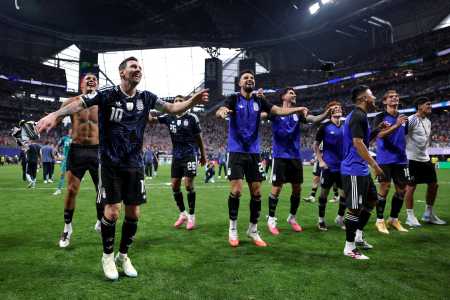 Jogadores da Argentina celebram vitória sobre a Inglaterra na Copa do Mundo