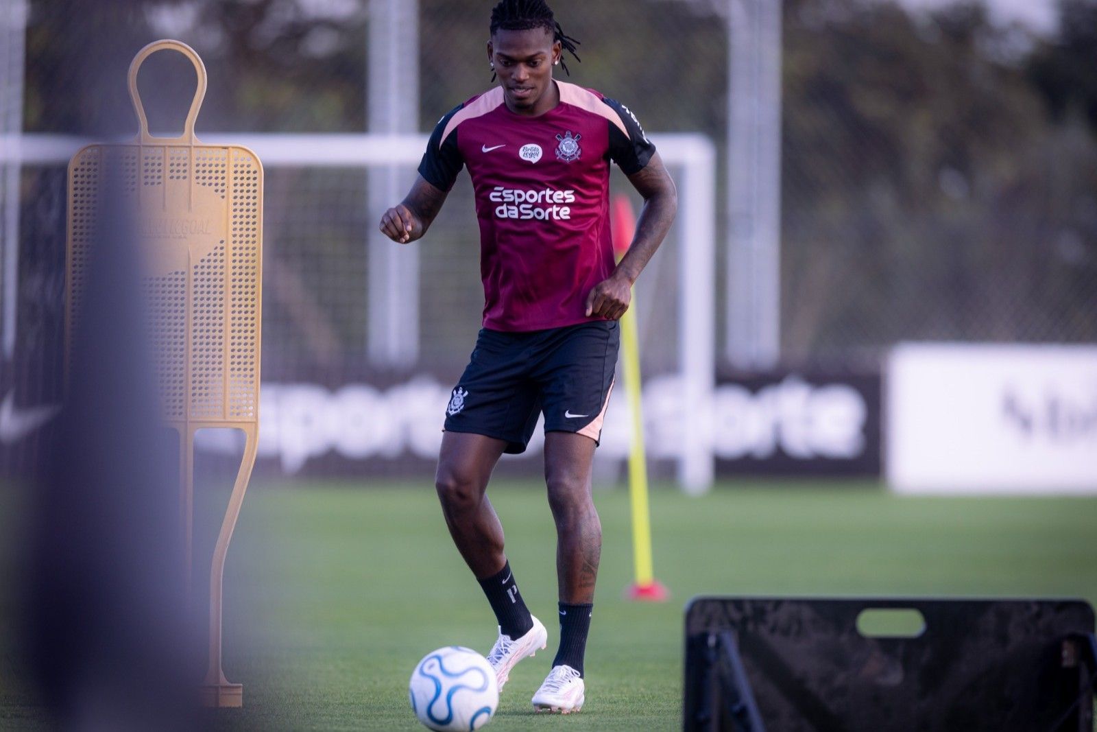 Rafael Leão treina no CT do Corinthians, conversa com elenco e é presenteado