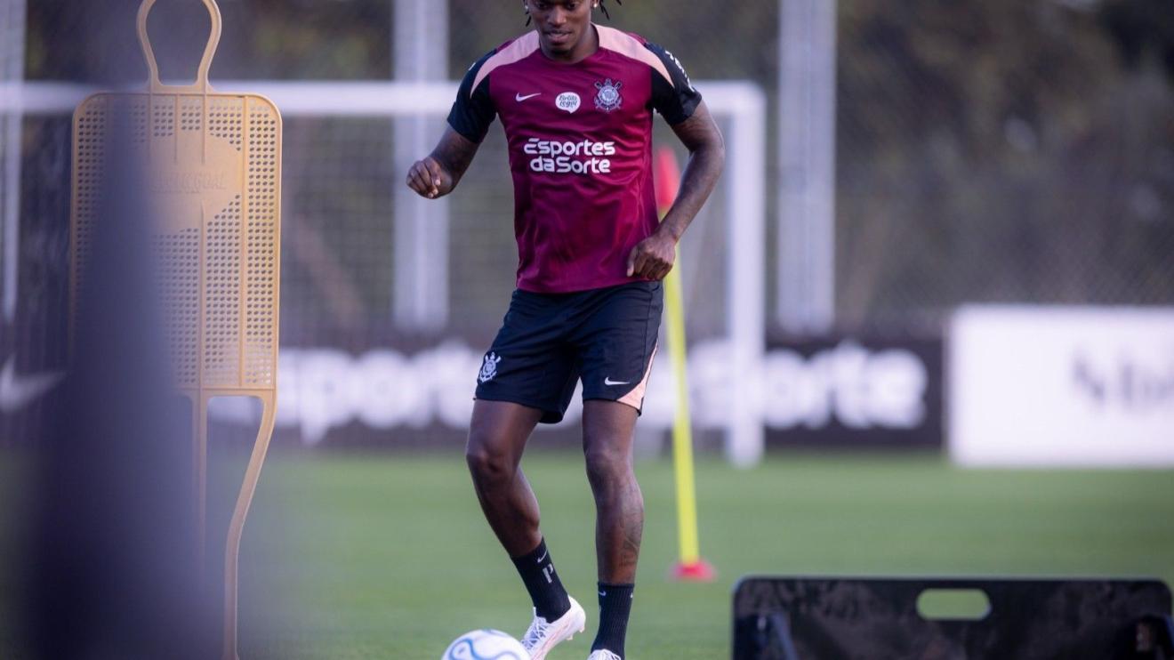 Rafael Leão treina no CT do Corinthians, conversa com elenco e é presenteado