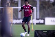 Rafael Leão treina no CT do Corinthians, conversa com elenco e é presenteado