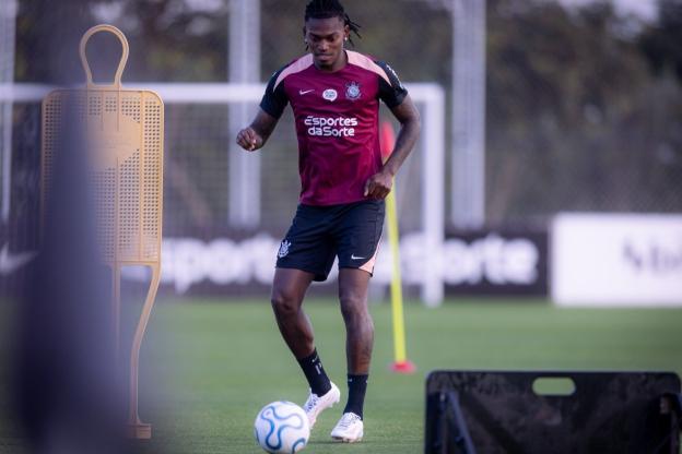 Rafael Leão treina no CT do Corinthians, conversa com elenco e é presenteado