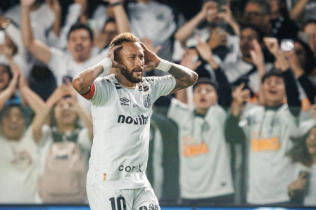 Neymar comemora gol em Santos x Chapecoense, pelo Brasileiro