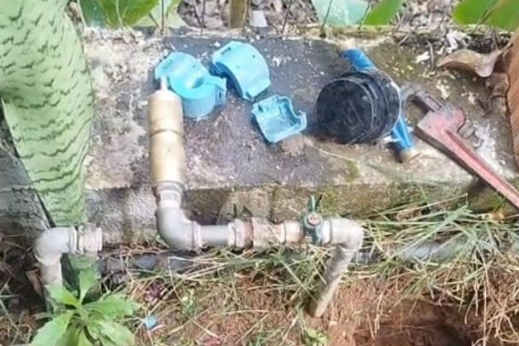 Copasa retira ligações clandestinas e reforça fiscalização em bairro de Timóteo