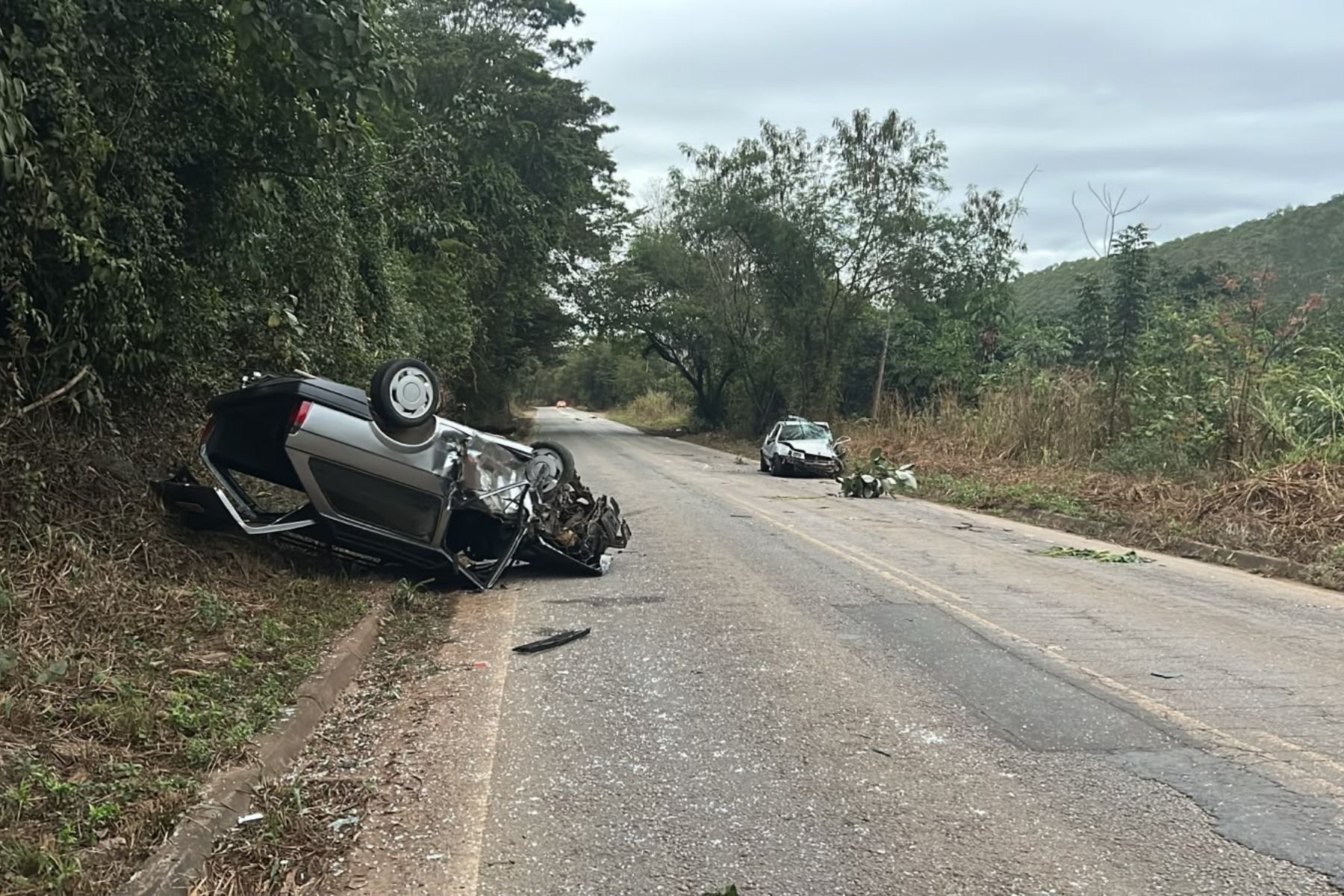 Dois veículos ficam destruídos em grave acidente na LMG-458, em Belo Oriente