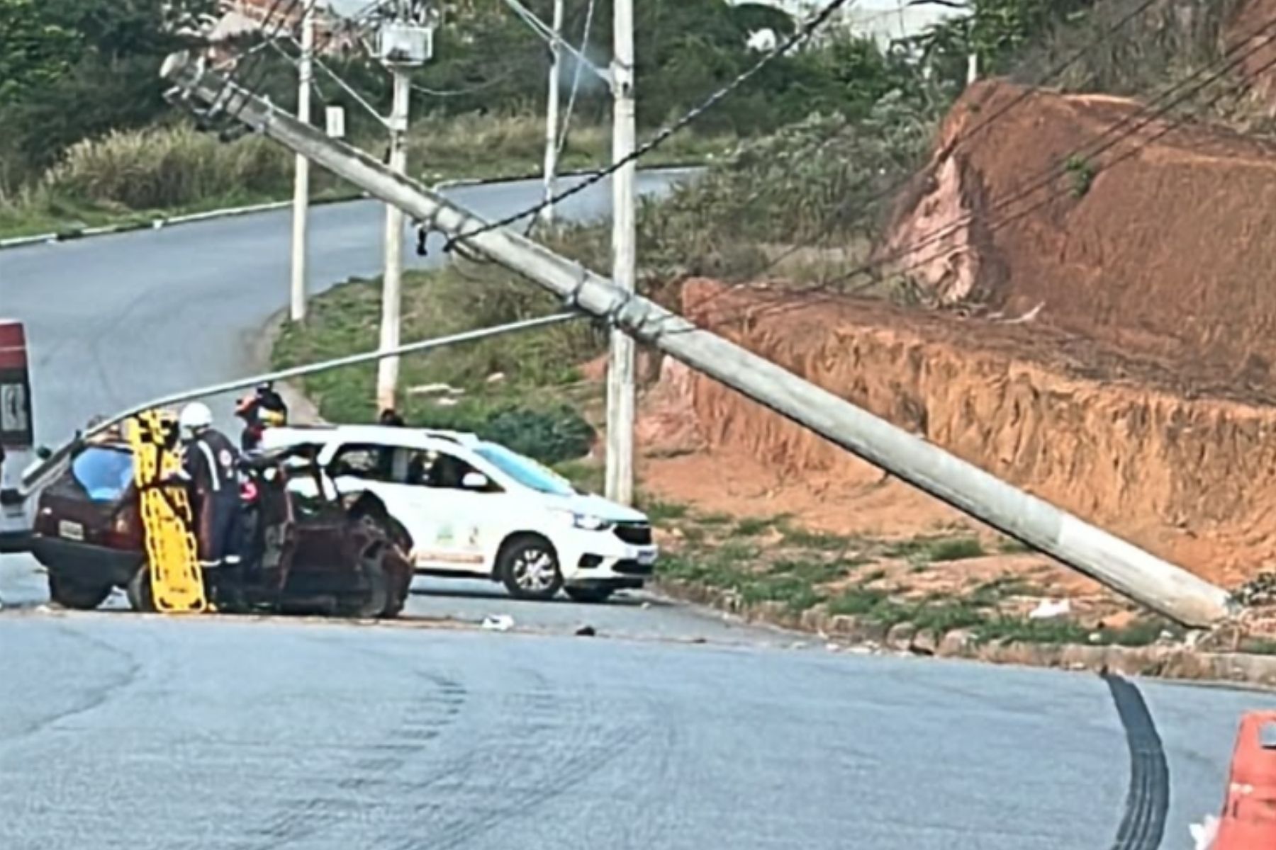 Acidente interdita os dois sentidos da Avenida Maanaim, em Coronel Fabriciano