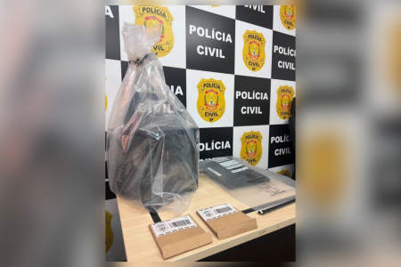 Policiais apreenderam celulares e computadores, que serão periciados para auxiliar na apuração do crime.